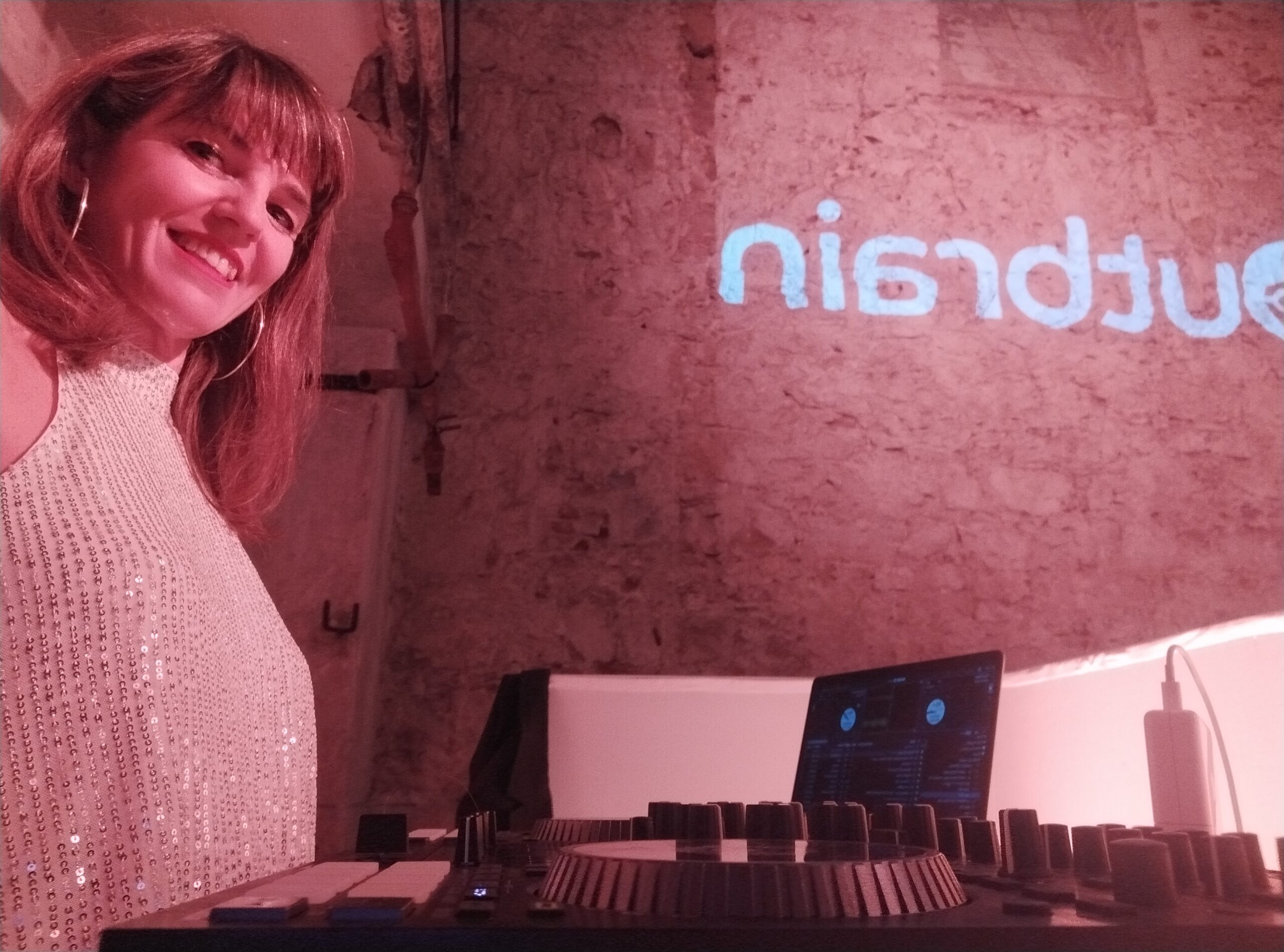 Dj Miss Beat trabajando en un evento corporativo